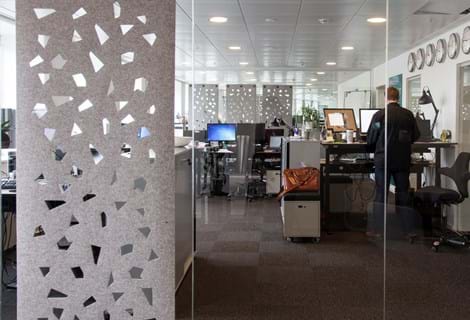 Rumafskærmning i grå filt hos Ticketmaster